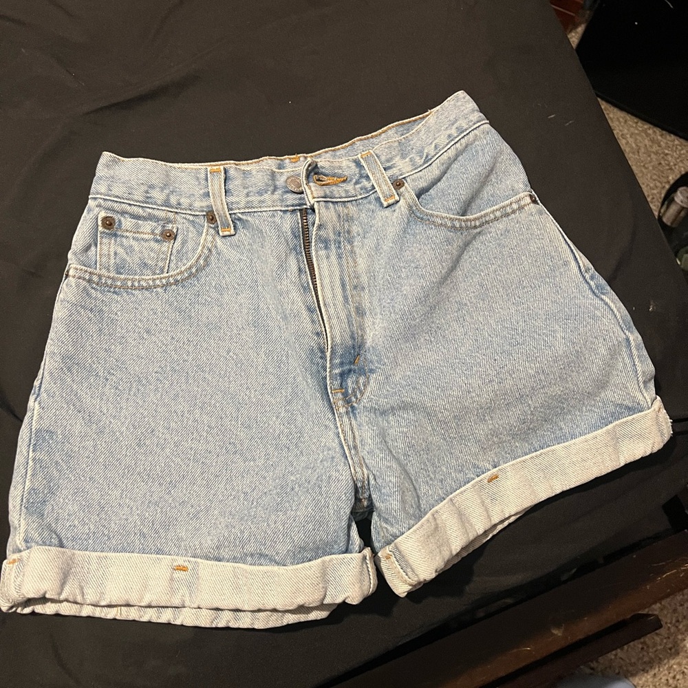 Levi’s shorts worn a few times. Next to new - Picture 2 of 5